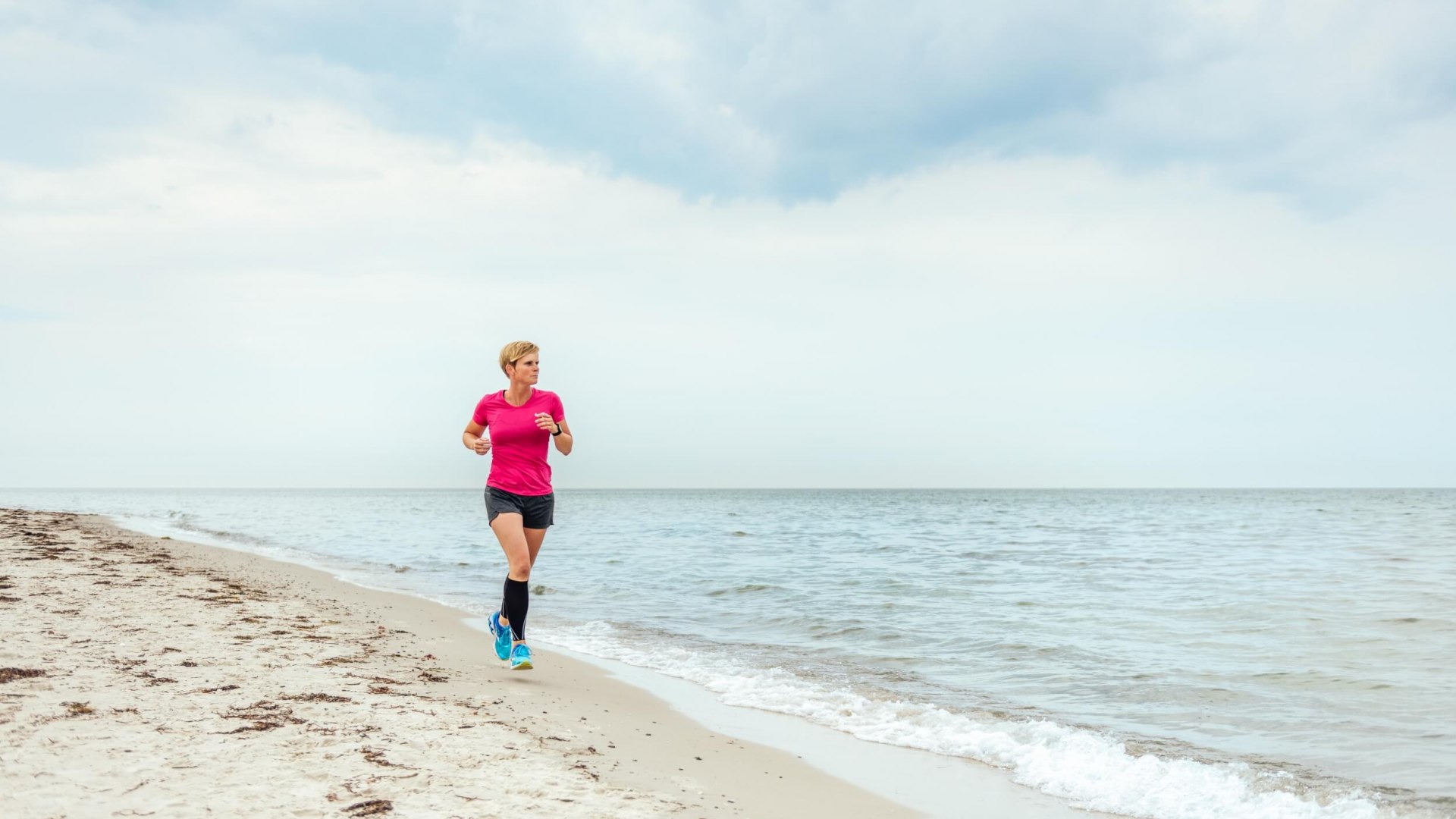 Anne biegnie przez piasek na plaży Dierhagen // Czasami w butach, czasami nawet boso // © MV-T/Tiemann Anne biegnie przez piasek na plaży Dierhagen