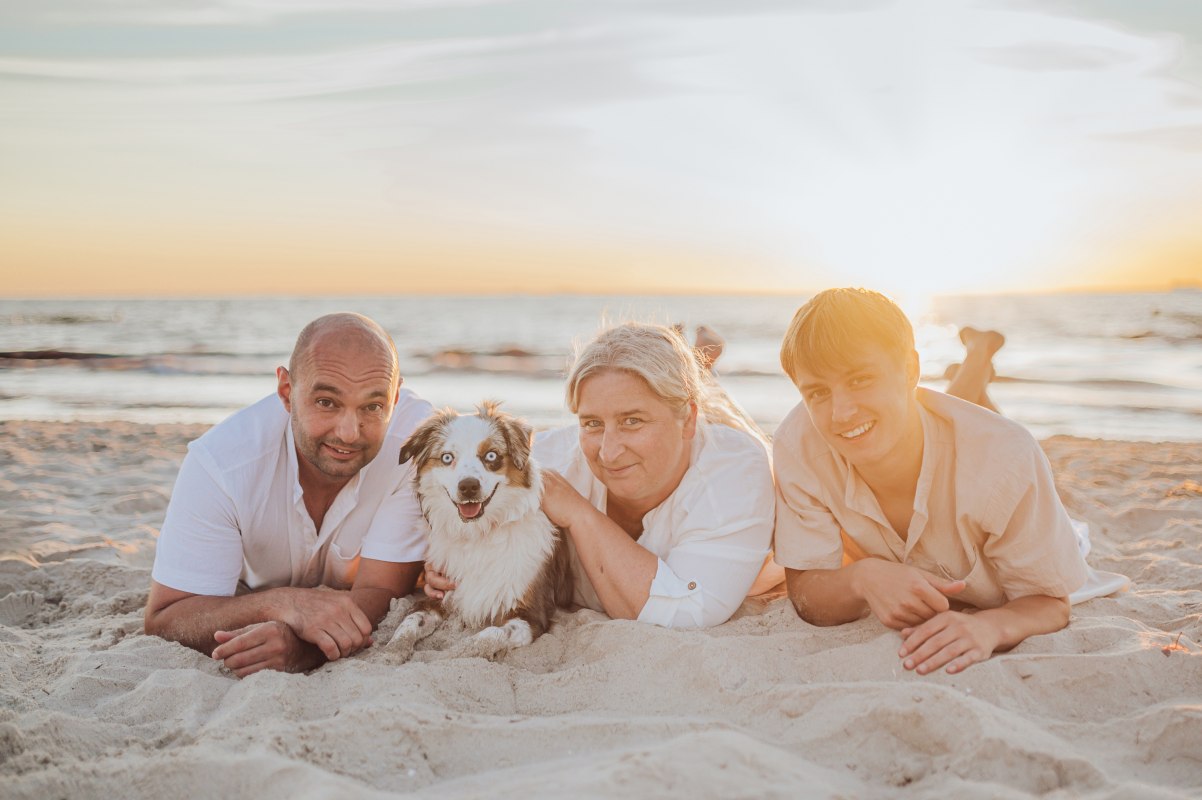 Family vacation on the Baltic Sea - a photo shoot with a dog, between the sound of the waves and the sand creates the perfect memory // &copy; Deine Hundefotografin
