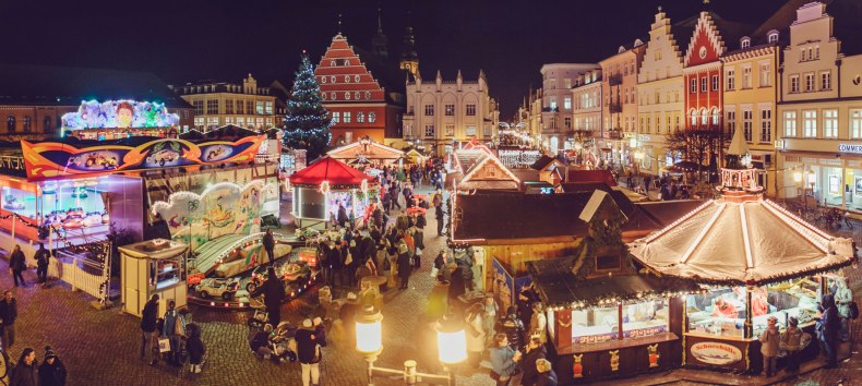 Greifswalder Weihnachtsmarkt auf dem Historischen Marktplatz. // © Wally Pruß Greifswalder Weihnachtsmarkt auf dem Historischen Marktplatz. // © Wally Pruß