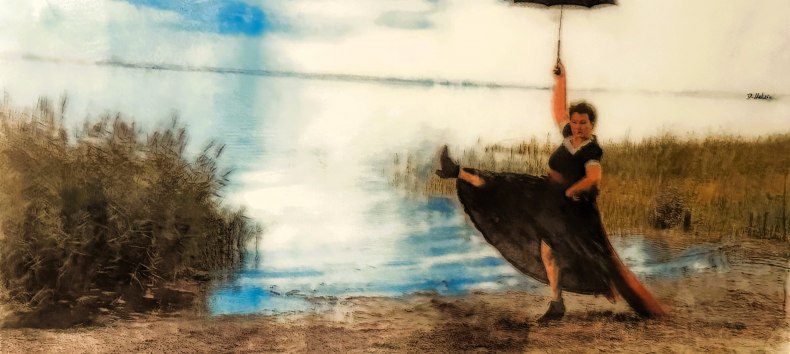 Again and again Sonntaggs ... Exit, light painting on frosted glass, 2025, figure Daniela MELZIG // &copy; Daniela MELZIG