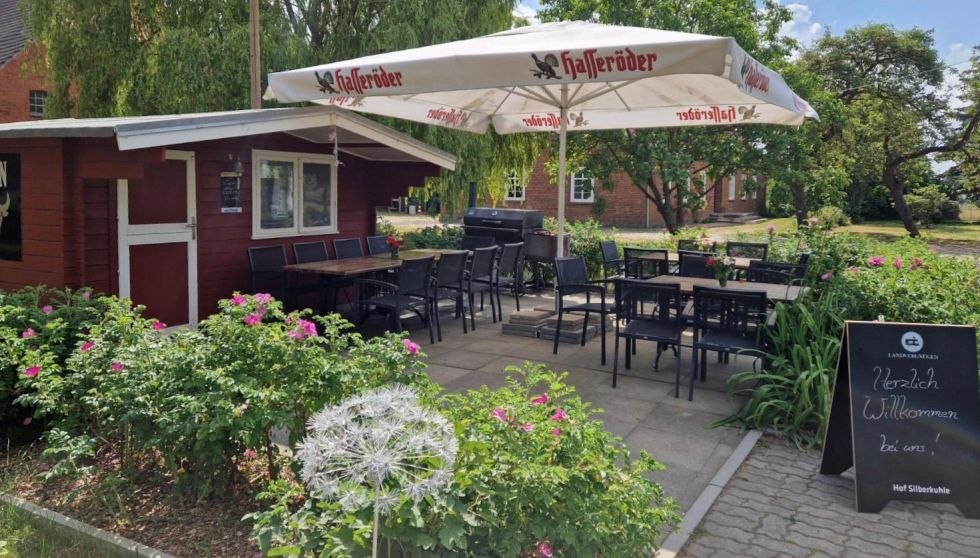 Boerderijwinkel terras Hof Silberkuhle, © Hof Silberkuhle