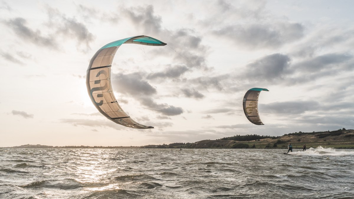 Kitesurfer bij zonsondergang // © ProBoarding Kitesurfer bij zonsondergang // © ProBoarding