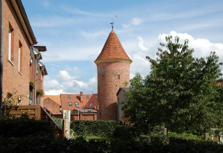 Okrągła ceglana wieża jest częścią średniowiecznych fortyfikacji. // © Gabriele Skorupski Okrągła ceglana wieża jest częścią średniowiecznych fortyfikacji. // © Gabriele Skorupski