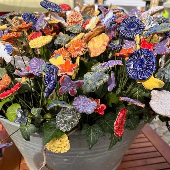 Ceramic flowers, © Waren (Müritz)-Information