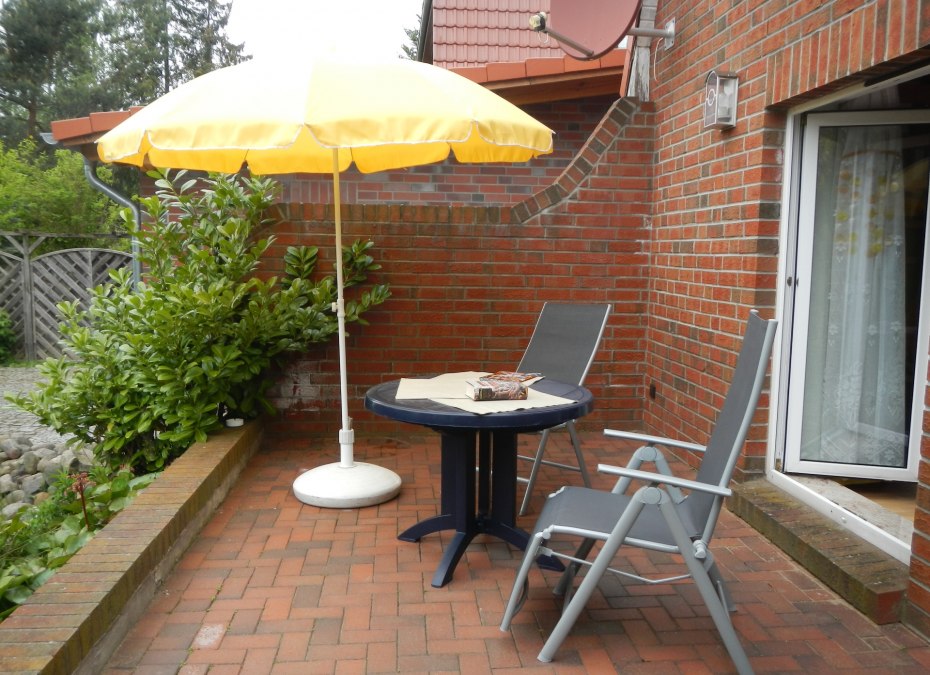 The garden furniture and a parasol are at your disposal on the terrace by the pond., © Roland Kietzmann