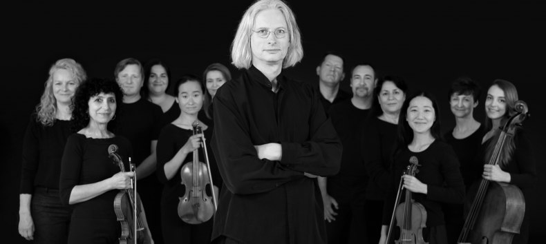 Conductor Jürgen Bruhns with orchestra // © Soani Guigand Conductor Jürgen Bruhns with orchestra // © Soani Guigand