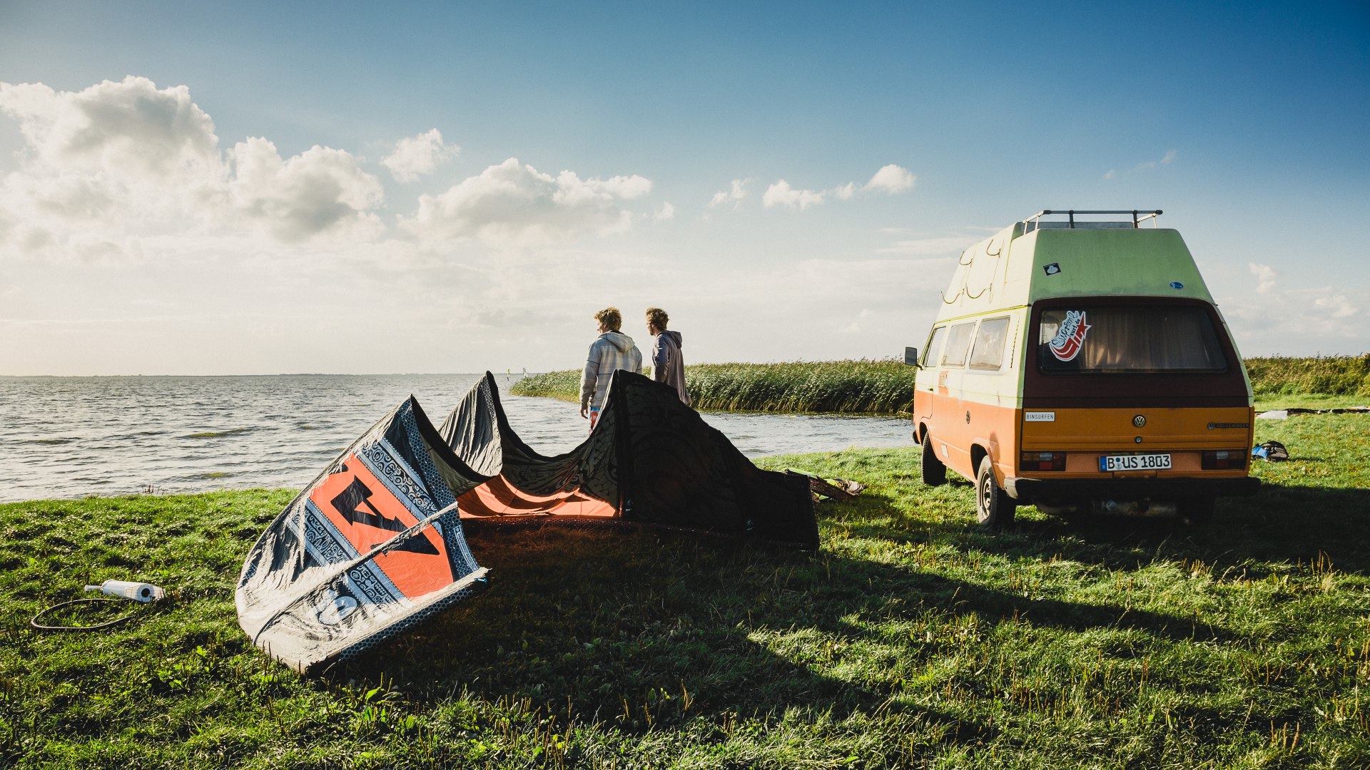 Driving with the van directly to the surf spot for surfing., © TMV/Roth