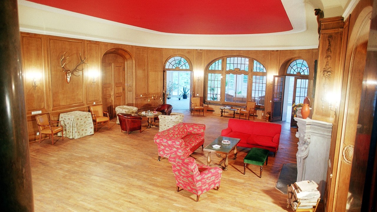 Przestronny hol z kominkiem, &copy; Jagdschloss Bellin