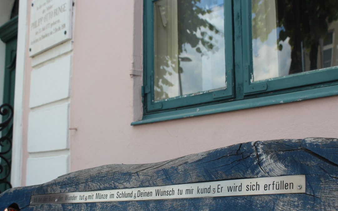 Het sprookjesbankje voor het Rungehuis. Runge was de eerste dichter die sprookjes in Vorpommern opschreef en ze beschikbaar stelde aan de gebroeders Grimm., © tvv-bock