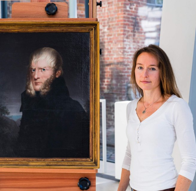Katrin Staude in front of the portrait of Caspar David Friedrich // Katrin Staude has also painted and even exhibited. // © MV-T/Tiemann Katrin Staude in front of the portrait of Caspar David Friedrich