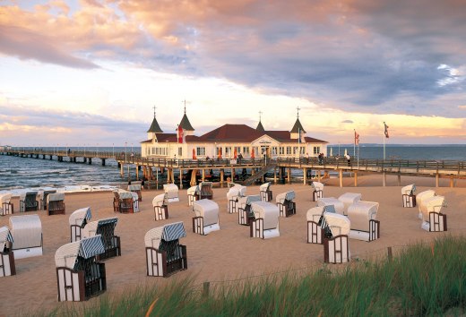 Once "floating" above the waves of the roaring Baltic Sea - this is possible on the pier in the seaside resort of Ahlbeck, which is also the oldest in Germany. // &copy; MV-T/Grundner