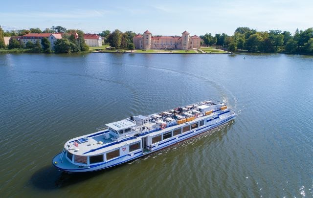 Żegluga pasażerska Rheinsberg // © Reederei Halbeck Żegluga pasażerska Rheinsberg // © Reederei Halbeck