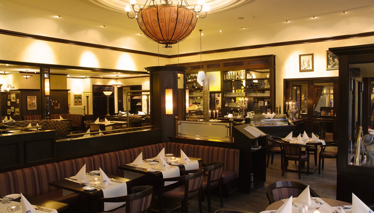 The feature, the French style brasserie, is the large chandelier!, © Loev Hotel Rügen
