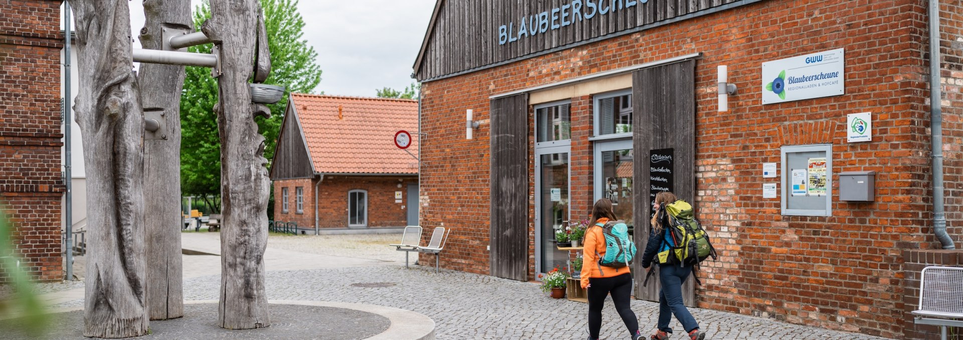 In het bosbessenstadje Eggesin opende in 2006 de Blaubeerscheune op een historische binnenplaats. Het is zowel een café als een boerderijwinkel. Natuurlijk moesten de twee vrienden er even langs!, © TMV/Gross