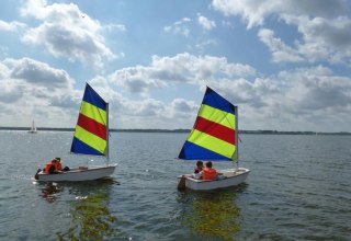 Children's sailing course at Segel Basis Salem on Lake Kummerow for children ages 8–11 // © SeenLandAgentour GmbH Children's sailing course at Segel Basis Salem on Lake Kummerow for children ages 8–11 // © SeenLandAgentour GmbH