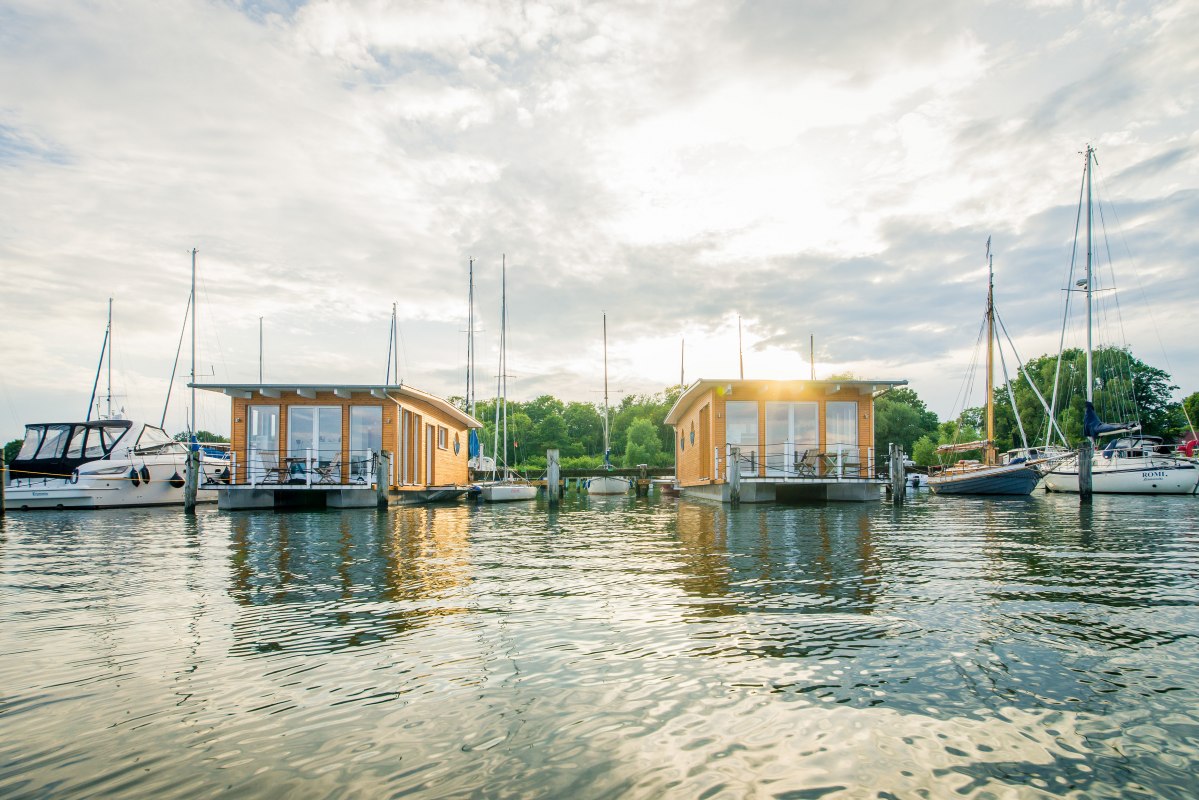 Houseboats in the natural harbor of Krummin // © Naturhafen-Krummin GmbH Houseboats in the natural harbor of Krummin // © Naturhafen-Krummin GmbH