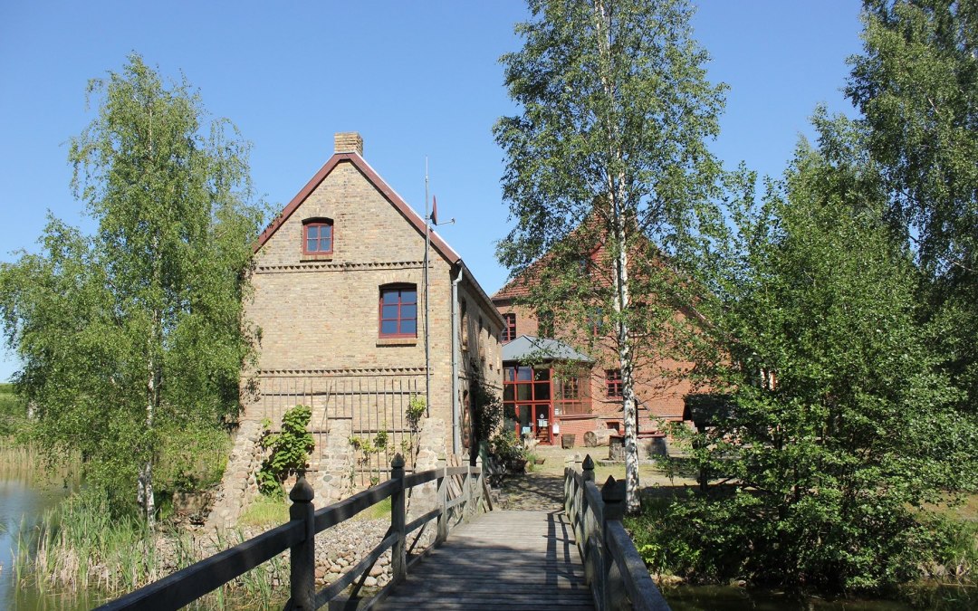De waterburcht van Liepen en de vertrekken van de bedienden kunnen vanuit het park worden bereikt via een houten bruggetje., © Burmeister