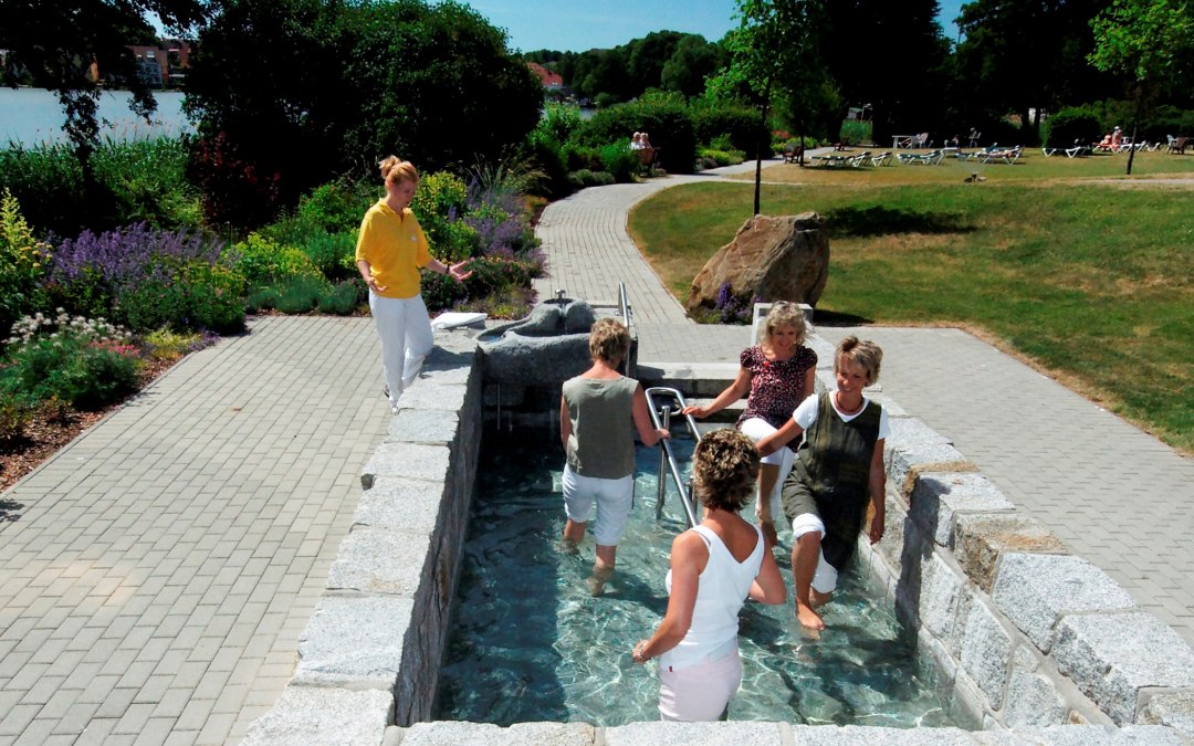 Kneipp treading pool in the clinic park of the "Klinik am Haussee"., © Klinik am Haussee