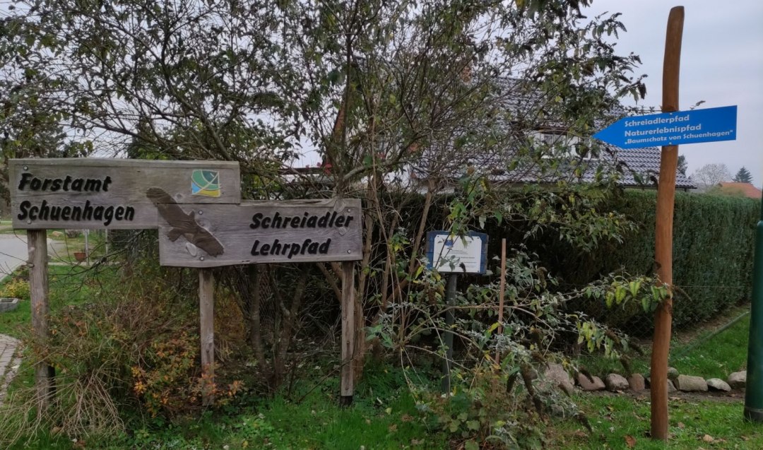 Toegangsbord tot de kleine zeearendroute en het natuurpad bij het boswachterskantoor in Schuenhagen, © Liv E. Ipsen