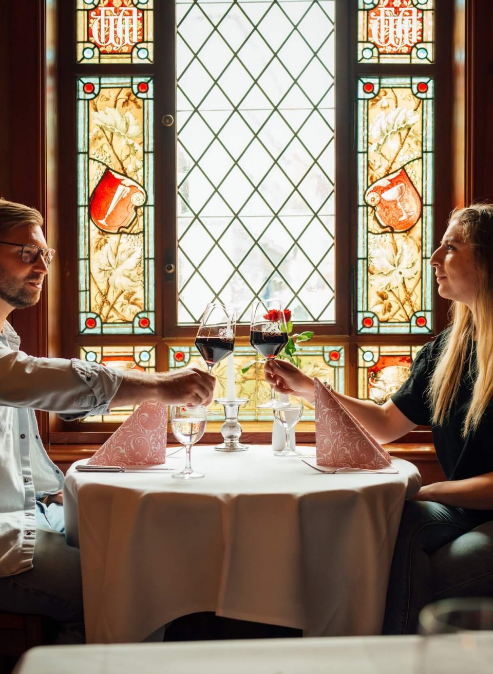 Een echtpaar in het Wöhler restaurant proost met wijn