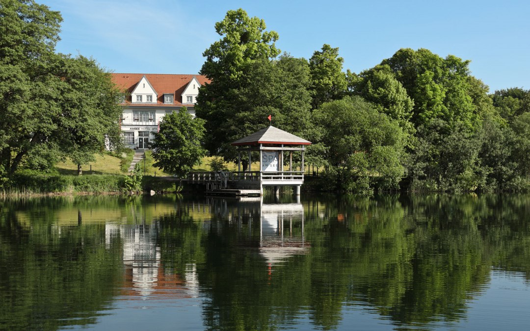 blick-vom-see-auf-hotel, © Hotel Amsee GmbH