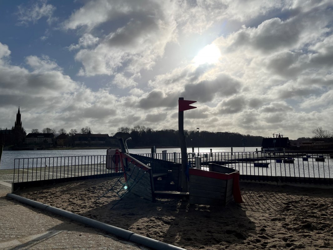 Play ship with view of Malchow monastery, © Kultur- und Sportring e.V. Play ship with view of Malchow monastery, © Kultur- und Sportring e.V.