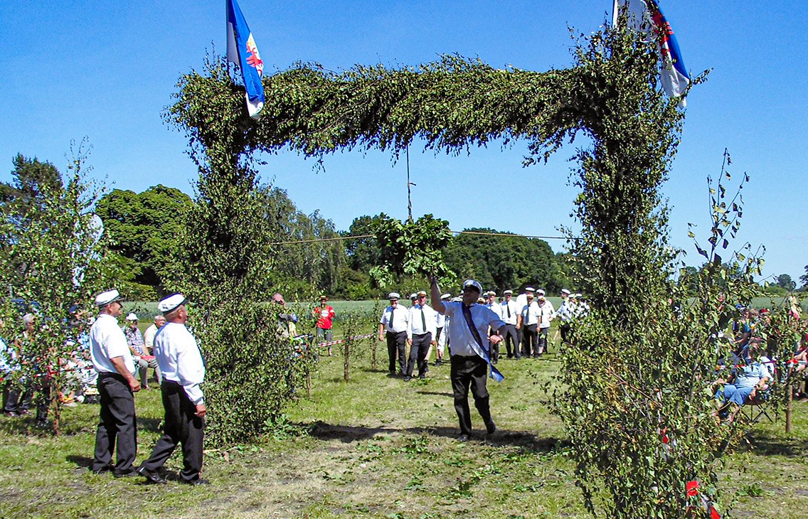 Traditional competition under the herring barrel, &copy; Stadtmarketing Ribnitz-Damgarten