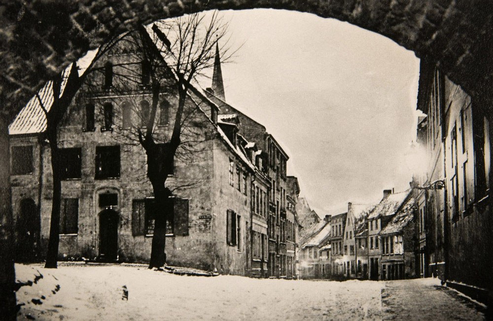 Uitzicht vanuit de Schwibbogen op de Lohgerberstraße, 1917 // © Geschichtswerkstatt Rostock e.V. Uitzicht vanuit de Schwibbogen op de Lohgerberstraße, 1917 // © Geschichtswerkstatt Rostock e.V.