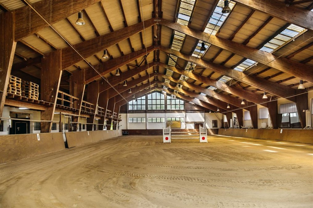 spacious indoor riding arena, © Bombis