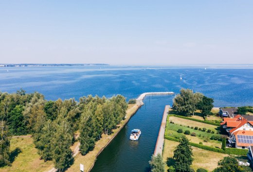 Micha stuurt de woonboot door het kanaal richting Müritz., © TMV/Gänsicke