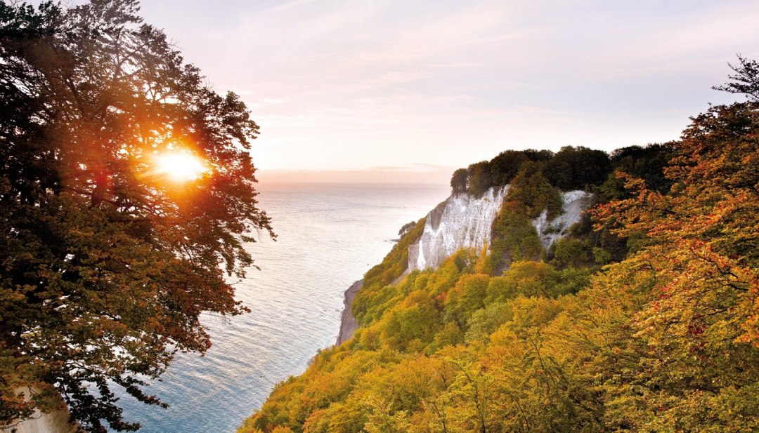Idyllic sunrise at the Königsstuhl - part of the photo book (page 102/103) // © MV-T/Grundner Idyllic sunrise at the Königsstuhl - part of the photo book (page 102/103) // © MV-T/Grundner