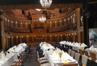 Musical dinnerYou sit on the stage and enjoy the view of our beautiful auditorium, where you can experience the festival musicians up close and exclusively from various seats in the theater // &copy; Foto: Klaus M&ouml;bus