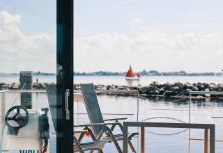 Hausboot mit Ausblick auf&acute;s Wasser // &copy; Lars Franzen