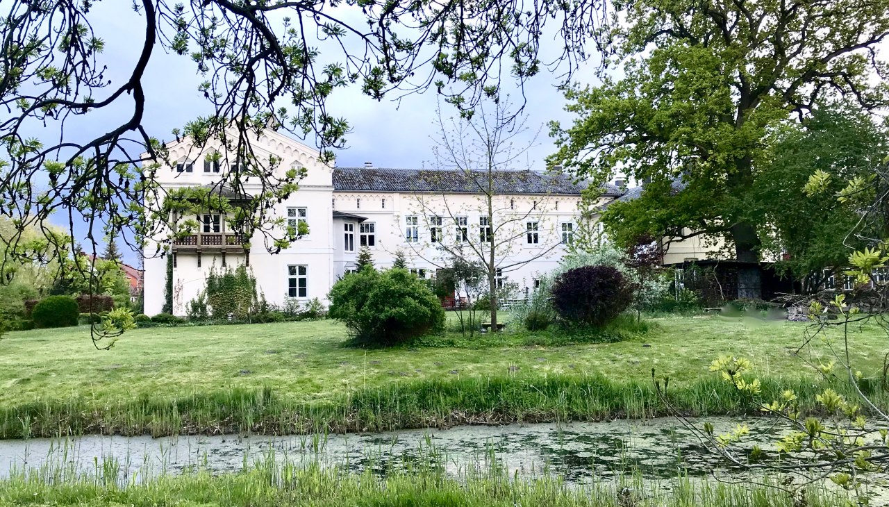 Zicht op het landhuis vanuit het park, © Herrenhaus Roggow