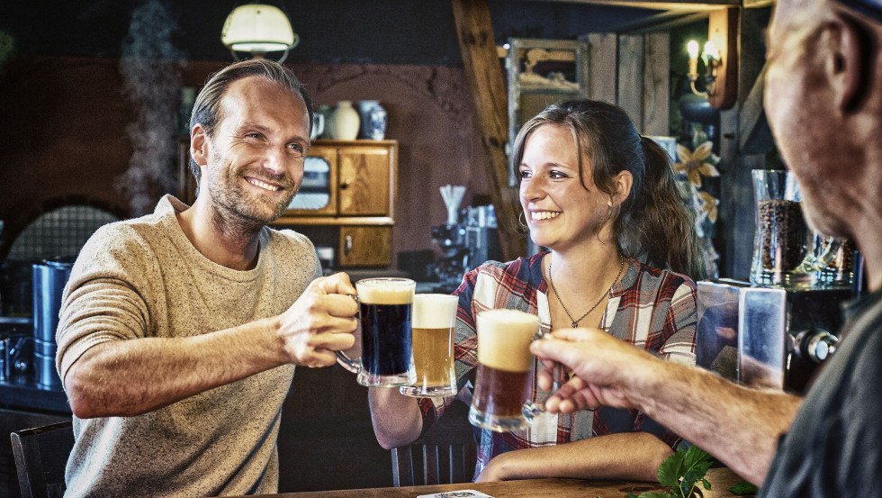 Gezellig samenzijn in de bak- en brouwschuur "Rumpelstilz". // © MV-T/pocha.de Gezellig samenzijn in de bak- en brouwschuur "Rumpelstilz". // © MV-T/pocha.de
