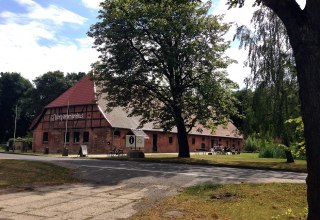 In de voormalige stallen van het landgoed is nu het Vorpommernhus gevestigd. // &copy; Sabrina Wittkopf-Schade