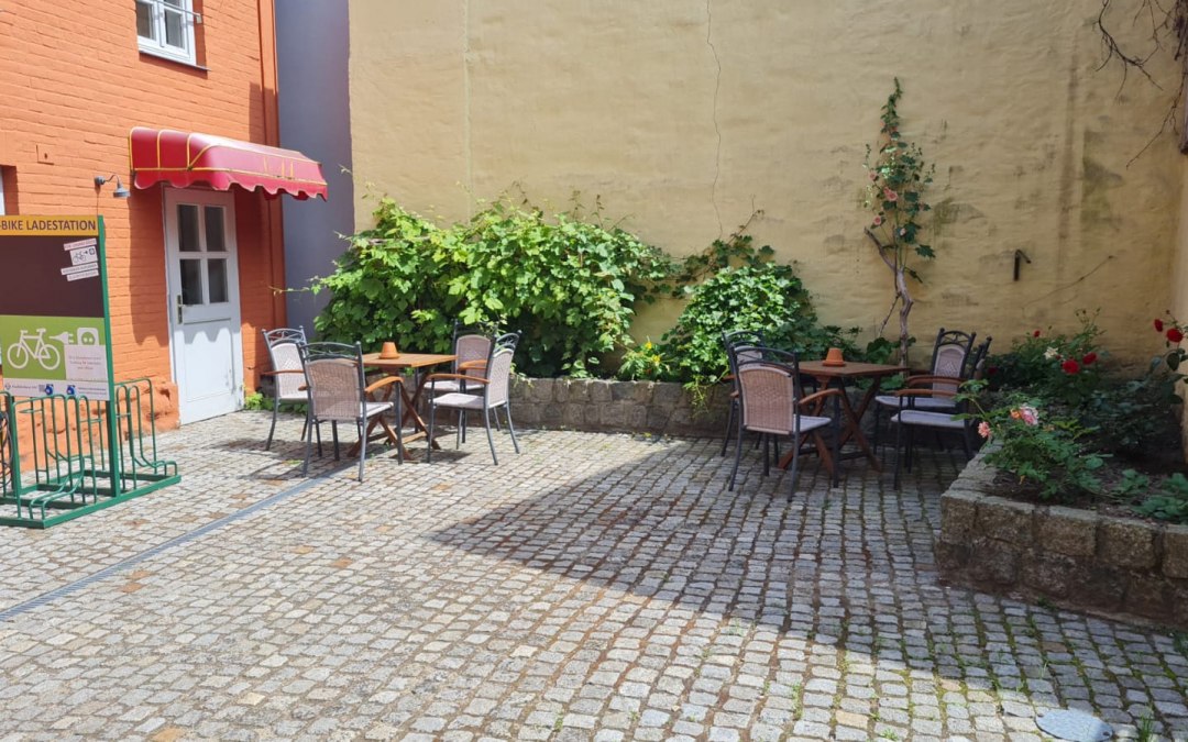 Binnenplaats met zitje en oplaadstation voor e-bikes, © Tourist-Information Malchow