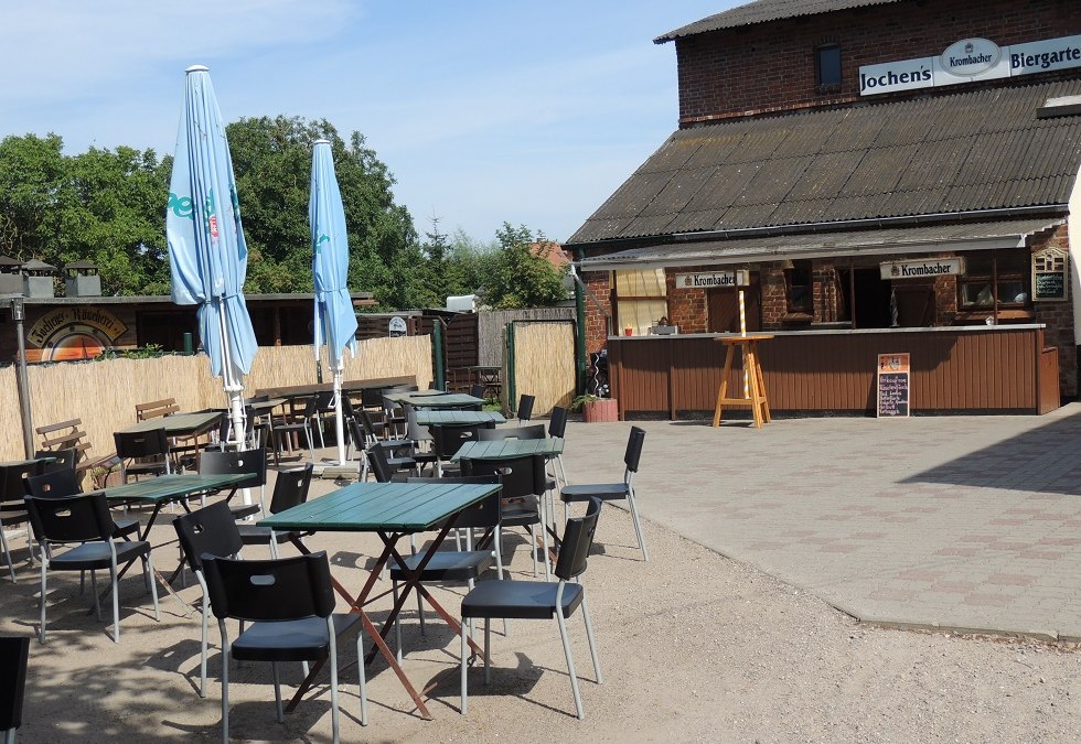 Biertuin met bar en rokerij op de achtergrond, © Kurverwaltung Insel Poel