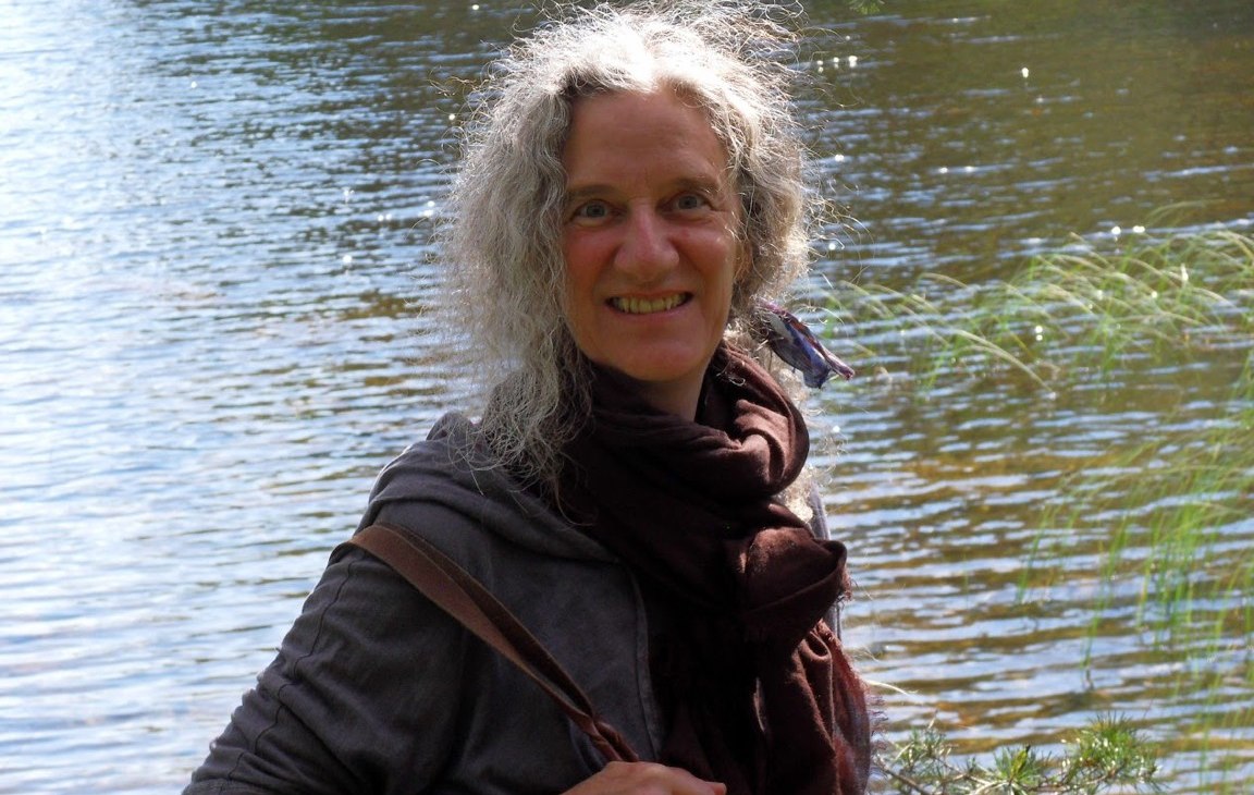 Portret Isabelle Gendre w jesienny dzień przed zbiornikiem wodnym, © Isabelle Gendre