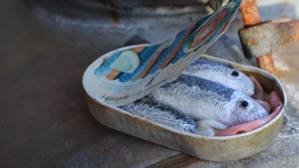 Świeżo filcowane śledzie w starej puszce na ryby, &copy; FELTBLOOM