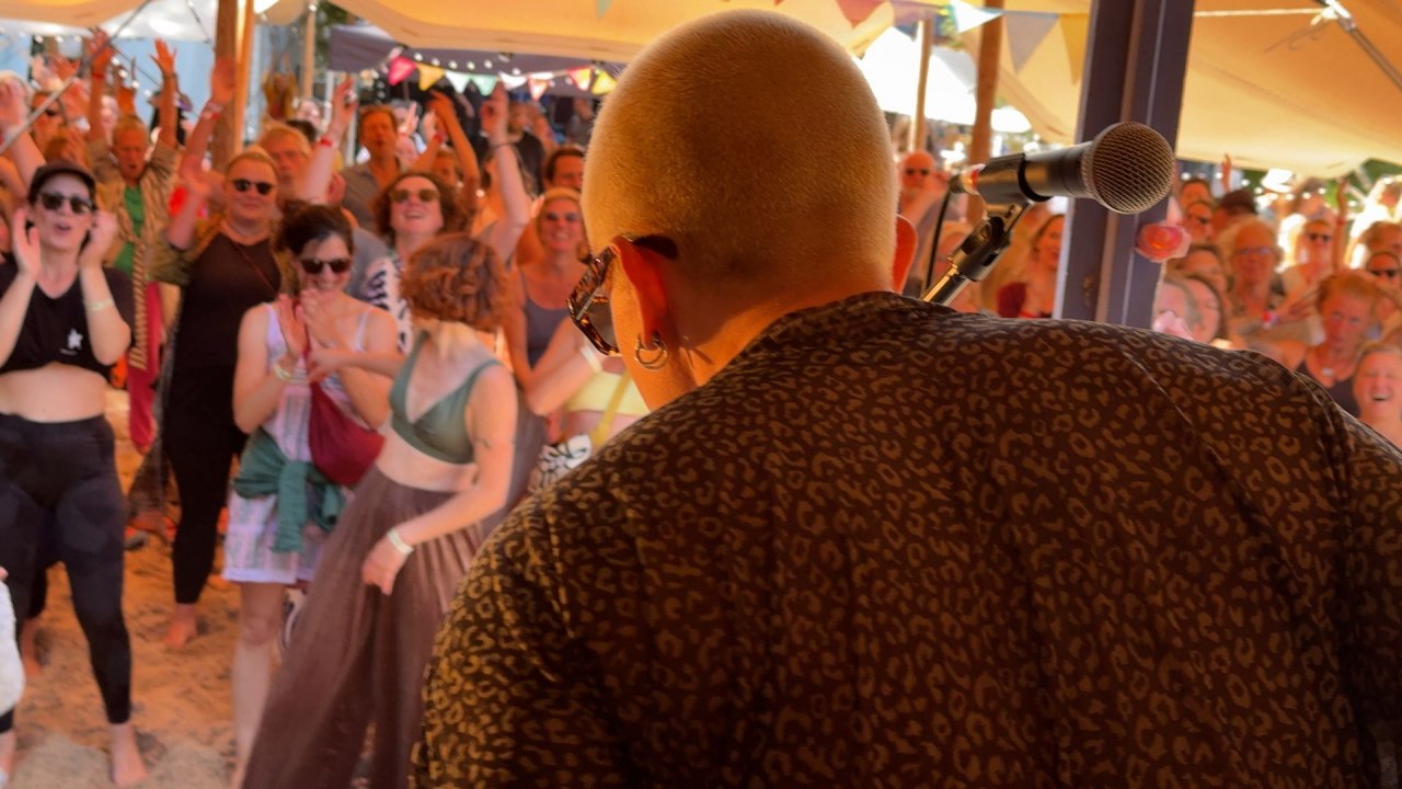 Exuberant dancing to the finest music! // &copy; Musik & Stille Festival - G&ouml;tz Rausch