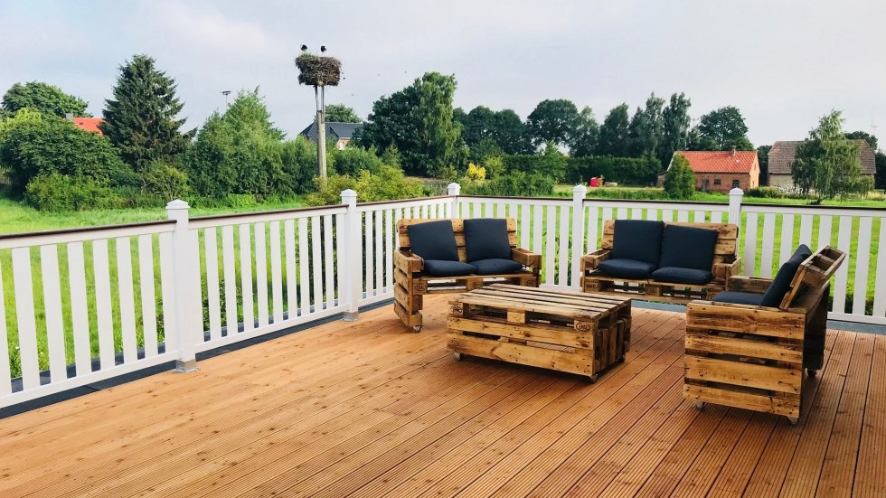 The cozy terrace invites you to linger. // &copy; Susanne Br&uuml;ning