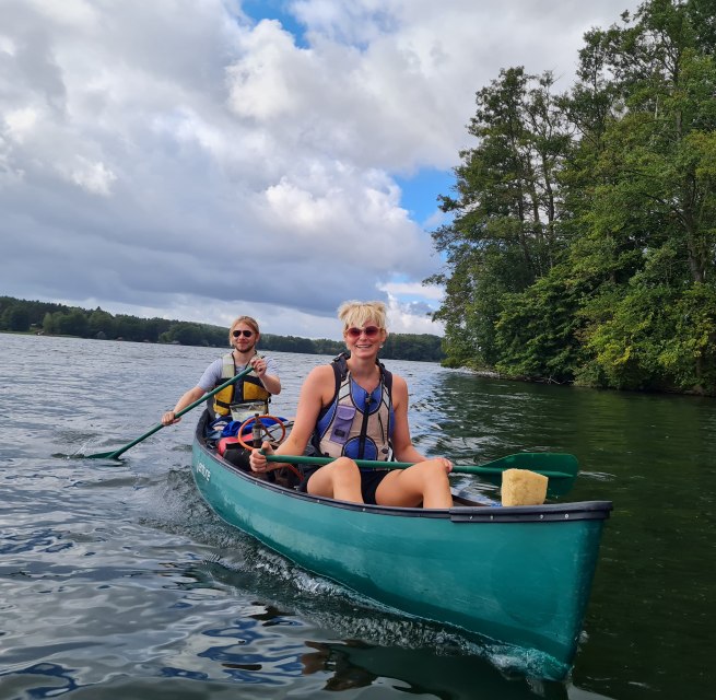 In Kanus (Canadiern) f&uuml;r zwei bis drei Personen paddeln wir &uuml;ber die Gew&auml;sser. // &copy; KompassKiki