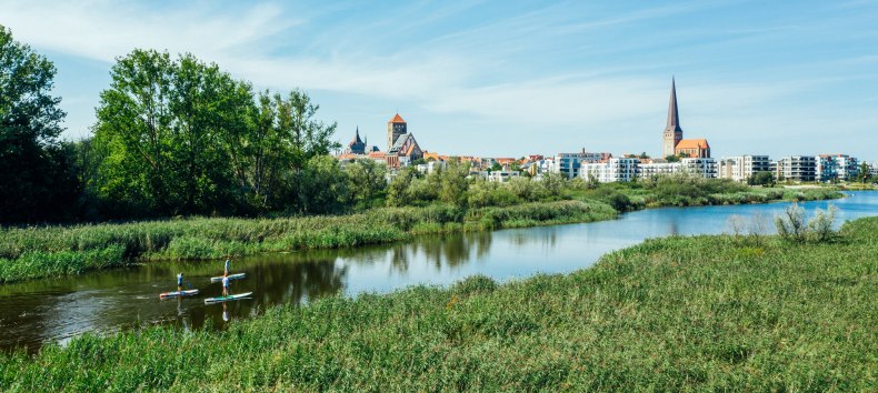 Stad en natuur in één oogopslag op de Warnow in Rostock. // © MV-T/Gänsicke Stad en natuur in één oogopslag op de Warnow in Rostock. // © MV-T/Gänsicke
