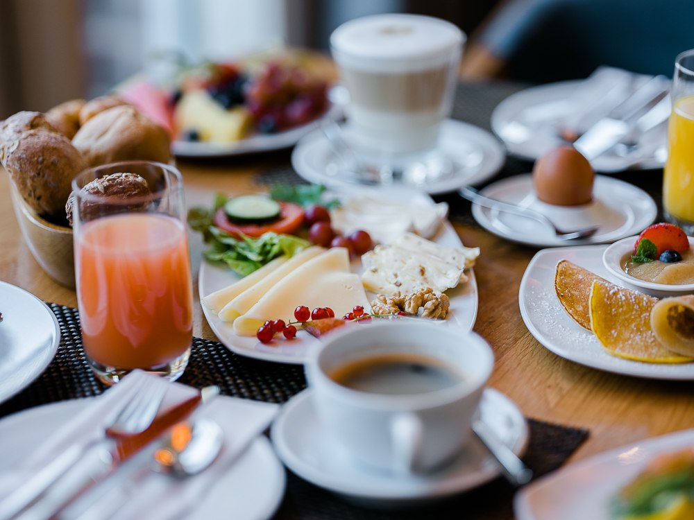Ontbijttafel // &copy; Hotel h&uuml;bner GmbH