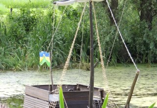 View on the extinguishing pond to the replica of the "Poeler Kogge // © Kurverwaltung Insel Poel View on the extinguishing pond to the replica of the "Poeler Kogge // © Kurverwaltung Insel Poel