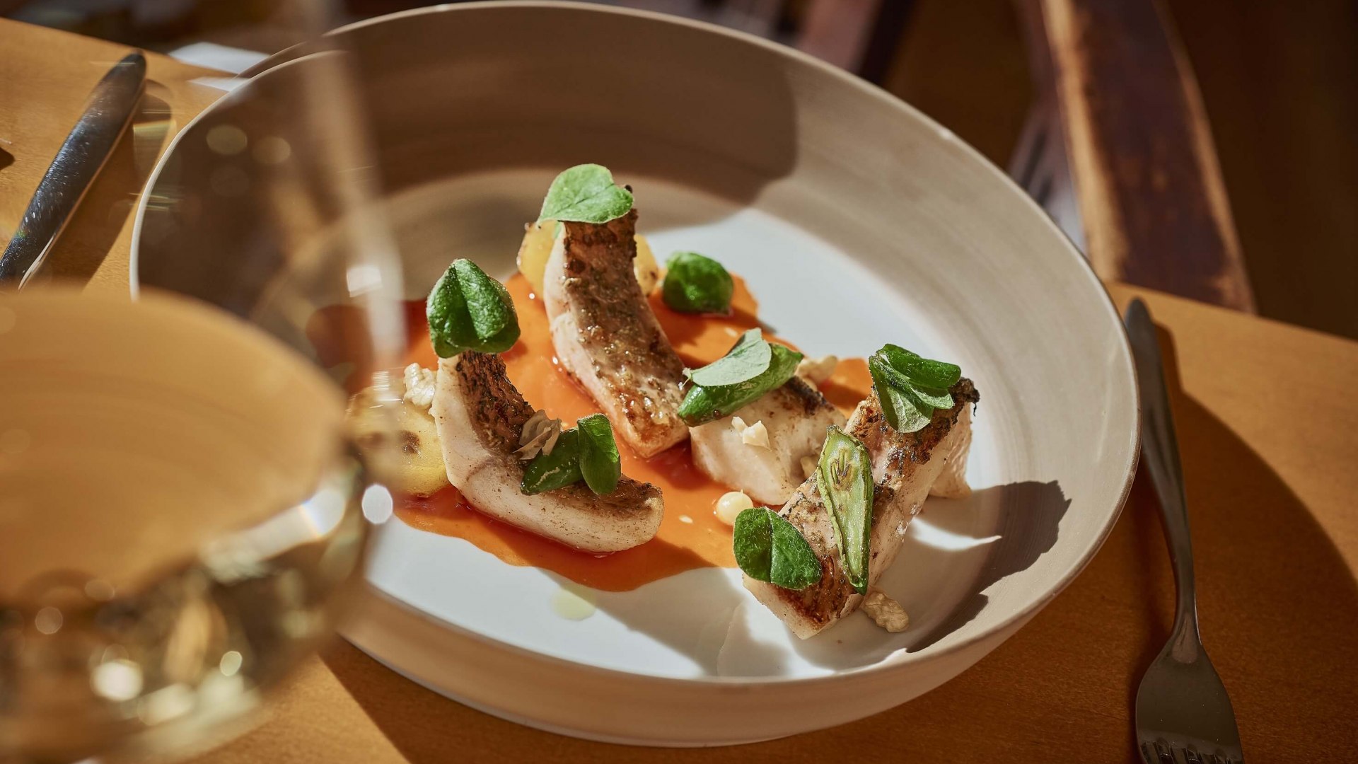 Świeża ryba delikatnie przygotowana na talerzu z przyprawami.