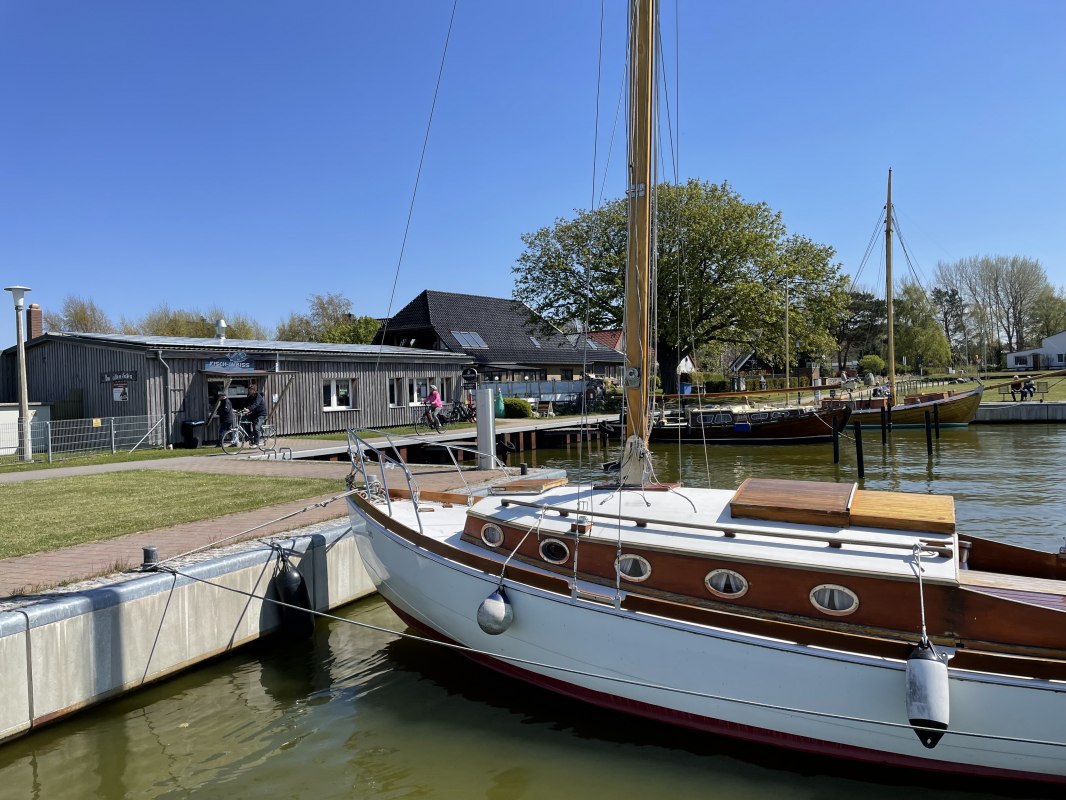 Restaurant "Am Alten Hafen" // &copy; Tourismuszentrale S&uuml;dliche Boddenk&uuml;ste
