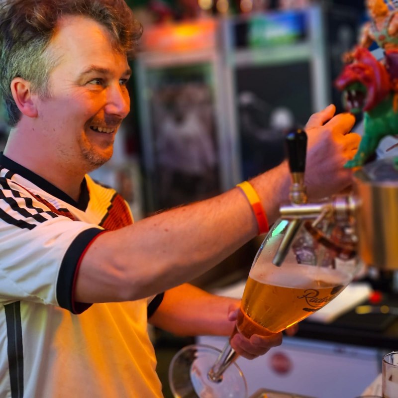Auch auf das Gef&auml;&szlig; kommt es an // &copy; Sportsbar Allstars