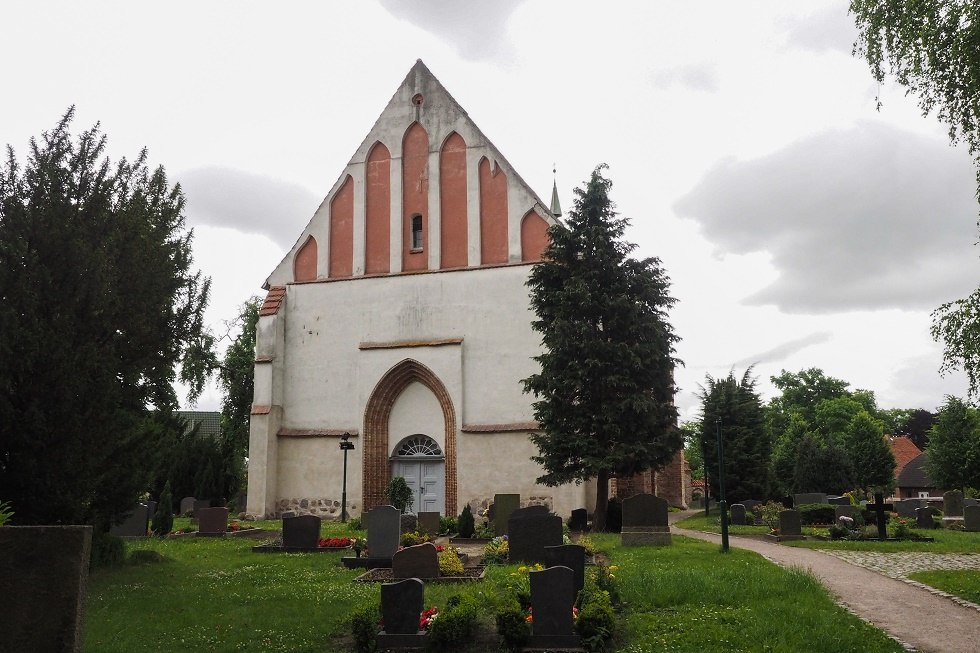 Kości&oacute;ł Bentwisch od strony zachodniej // &copy; Frank Burger